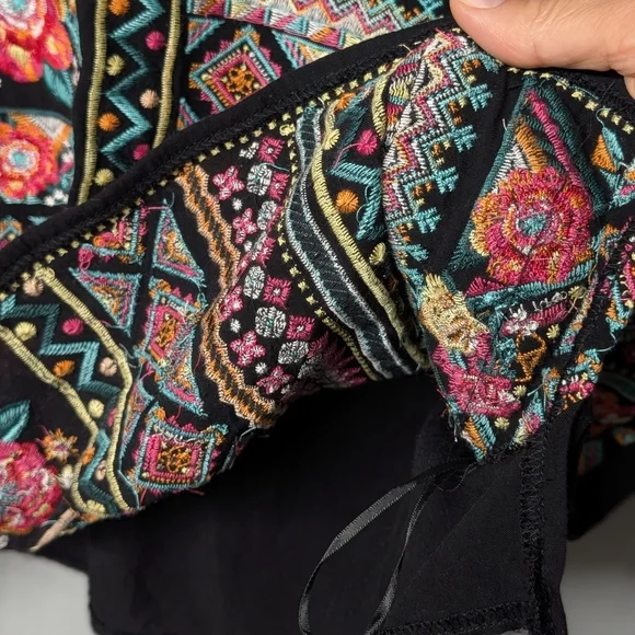 Savanna Jane Black Floral Embroidered Cap Sleeve Top Size Small - Picture 6 of 10